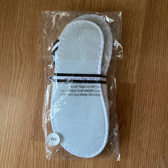 ❤️ Bloomingdales Signature Slippers Size S/M NWOT - Picture 5 of 5